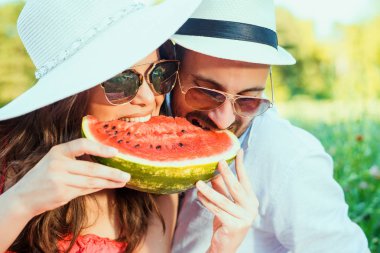 Parkta piknik üzerinde güzel Çift