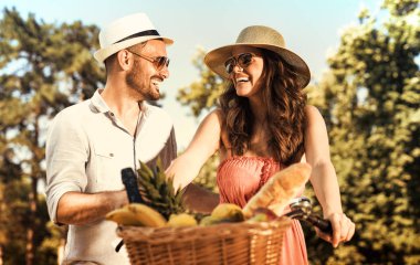 Parkta piknik mutlu genç Çift