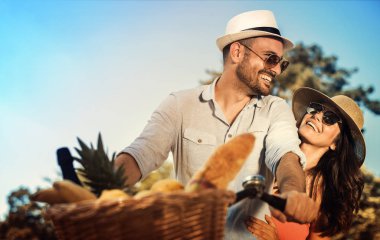 Pikniğe giden çift