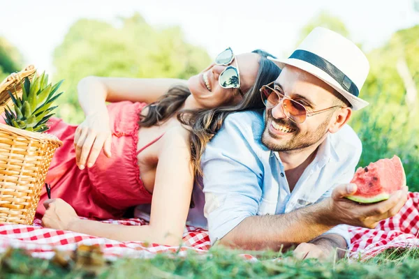 Pareja feliz en un picnic — Foto de Stock