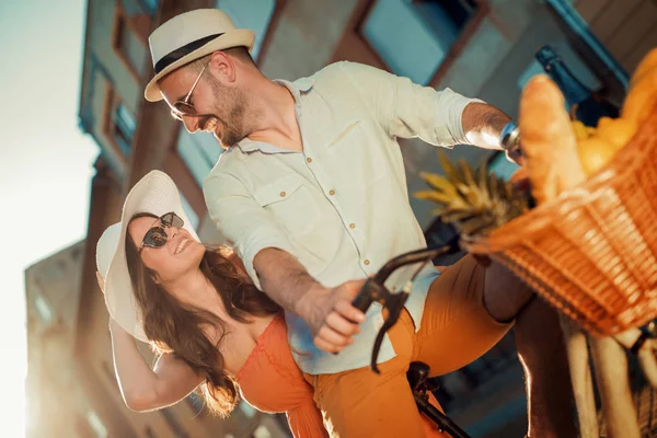 Happy young couple — Stock Photo, Image