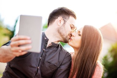 Sevgi dolu bir genç çiftin bir selfie alarak atış kırpılmış