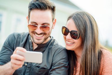 Çift selfie çekiyor.