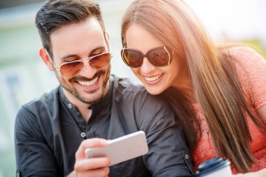 Sevgi dolu bir genç çiftin bir selfie alarak atış kırpılmış