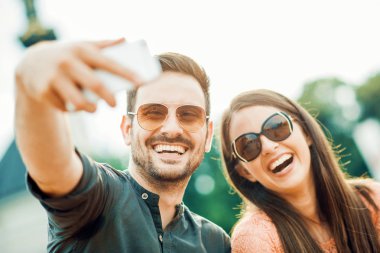 Çift selfie çekiyor.