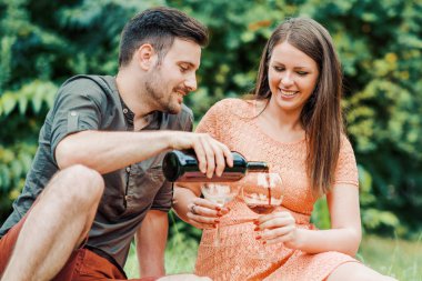 mutlu çift üzerinde piknik