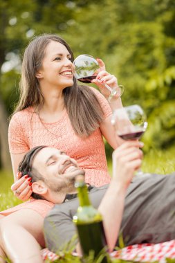 Pikniğe giden çift