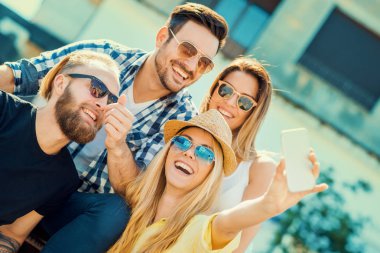 Gençlerin grup selfie alarak neşeli