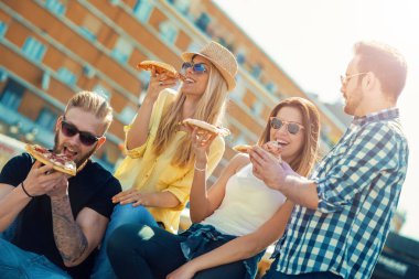 Pizza açık havada yemek insanların grup gülümseyen