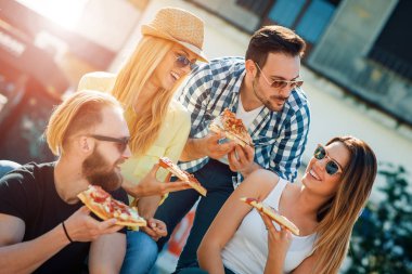 Arkadaşları ve pizza