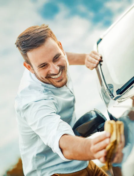 Мужчина полирует машину на автомойке — стоковое фото