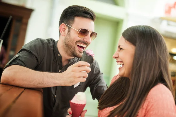 Молодая пара ест мороженое в городе — стоковое фото