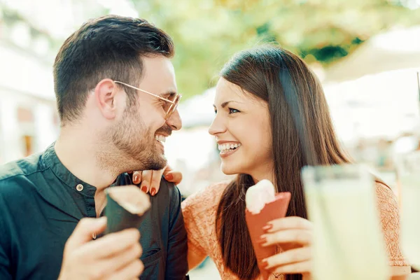 Hermosa pareja comiendo helado en la ciudad — Foto de Stock