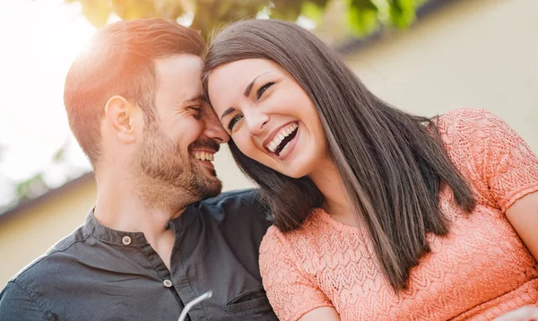 Pareja divirtiéndose — Foto de Stock