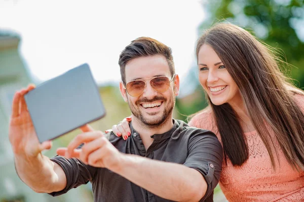 Ritagliato colpo di un affettuoso giovane coppia prendere un selfie — Foto Stock