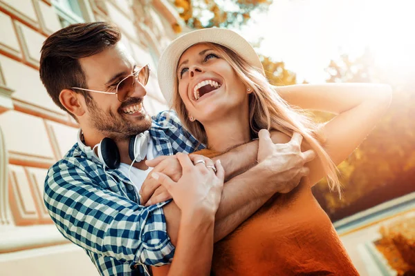 Couple souriant amoureux — Photo