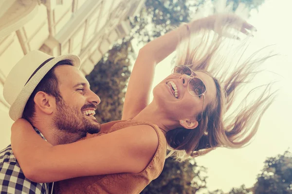 Retrato de pareja joven y elegante en la ciudad — Foto de Stock