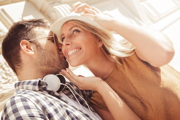 Feliz pareja joven — Foto de Stock