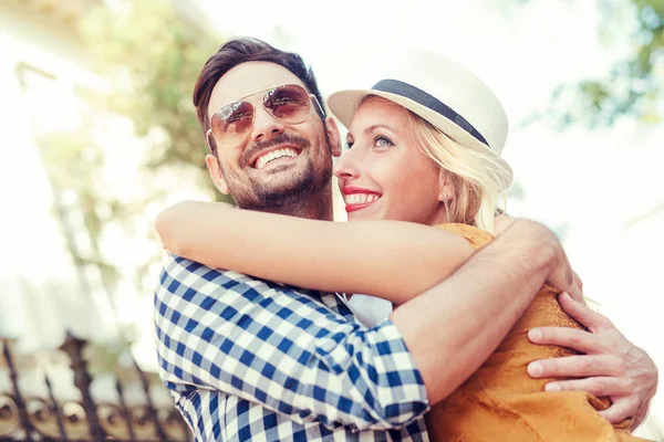 Feliz joven pareja abrazando y riendo — Foto de Stock