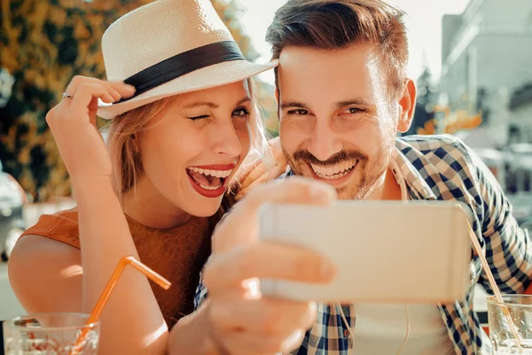 Coppia prendendo un selfie in caffè — Foto Stock