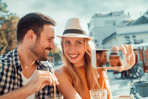 Pareja tomando una selfie en la cafetería — Foto de Stock