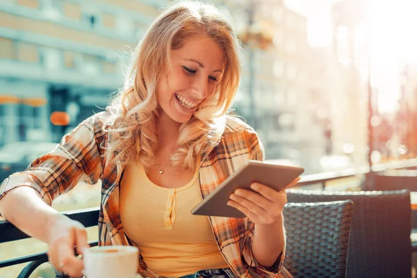 Mujer usando tableta digital en un café — Foto de Stock