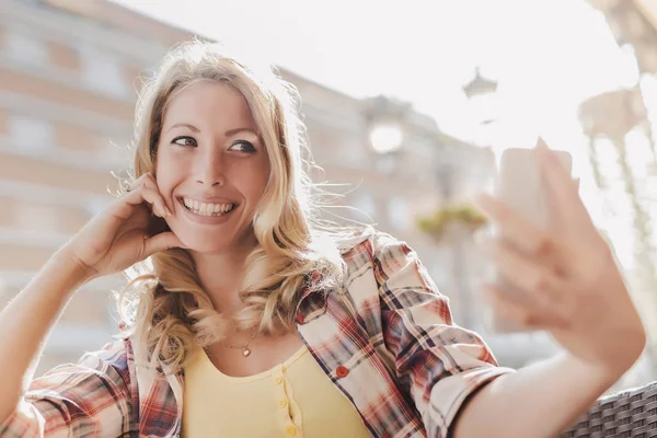 Mladá žena se selfie — Stock fotografie