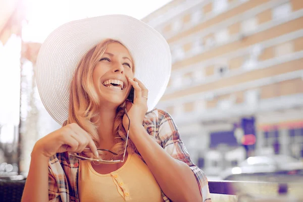 Woman using smart phone — Stock Photo, Image