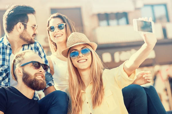 Amigos divirtiéndose al aire libre — Foto de Stock