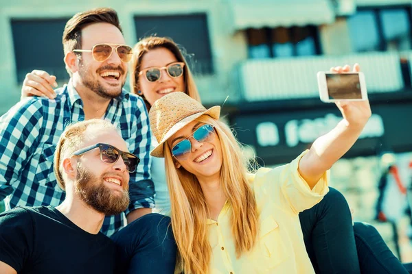 Mejores amigos tomando selfie al aire libre — Foto de Stock
