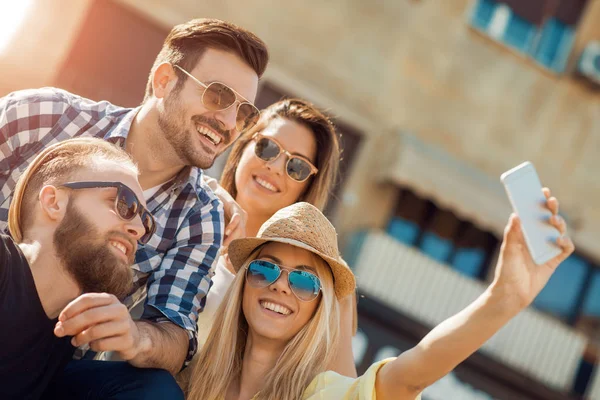 Amigos divirtiéndose al aire libre — Foto de Stock