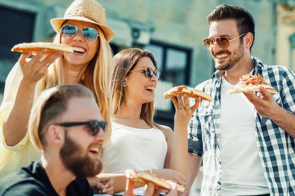 Baráti társaság, figyelembe véve a szeletek, pizza — Stock Fotó