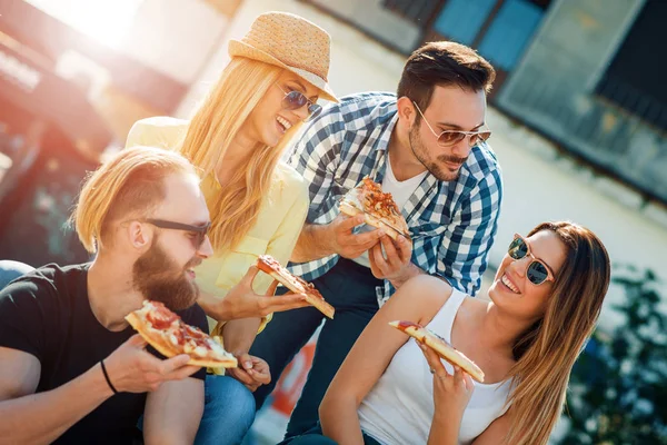 Vänner och pizza — Stockfoto