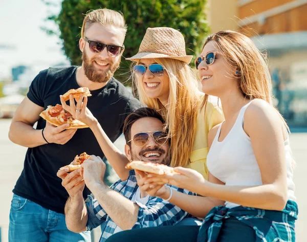 Vänner som äter pizza — Stockfoto