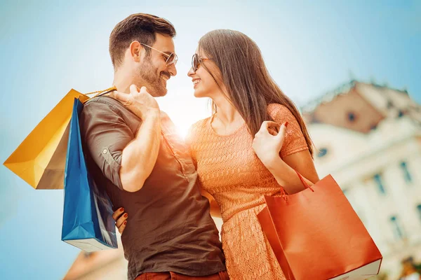 Pareja joven de compras en la ciudad —  Fotos de Stock