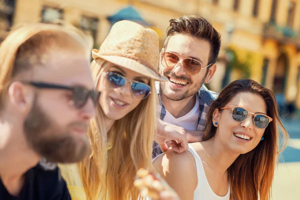 Grupo de jóvenes divirtiéndose al aire libre — Foto de Stock