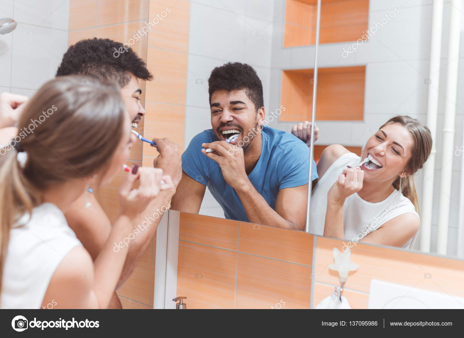 Casal de lavar os dentes pela manhã — Foto © Ivanko1980 #137095986, image size:1600x1168