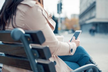 akıllı telefon kullanan kadın