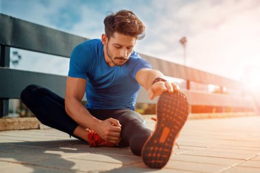 Genç erkek koşucu sporcu eğitim açık havada