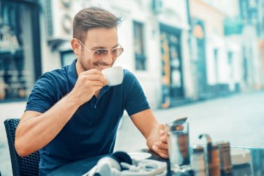 Genç adam içme sabah kahvesi