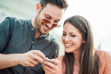 genç bir çift bir selfie alarak