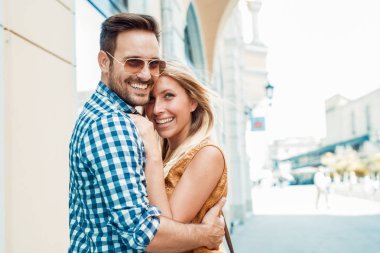 Şehirde mutlu genç bir çift