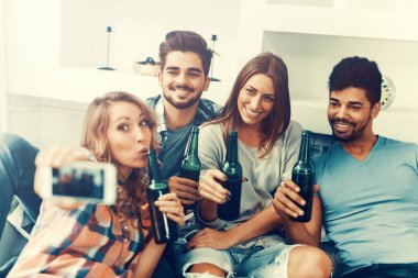 Neşeli grup arkadaşıyla evde eğlenmek