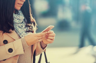 akıllı telefon kullanan kadın