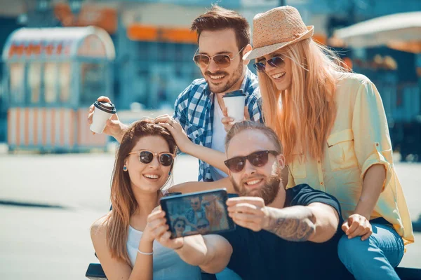 Groupe de quatre amis heureux prenant selfie — Photo