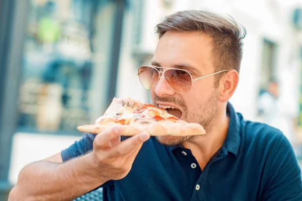 Hombre comiendo pizza snack al aire libre — Foto de Stock