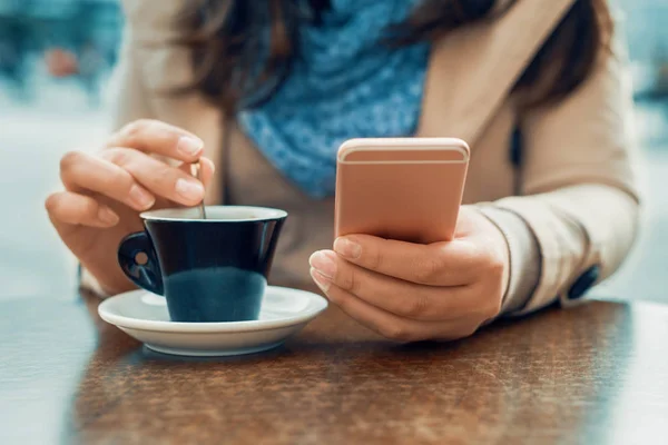 Vrouw met behulp van haar slimme telefoon — Stockfoto