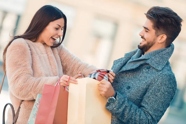 Casal feliz em compras — Fotografia de Stock