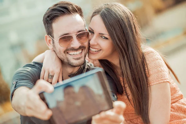 Pareja joven tomando una selfie — Foto de Stock