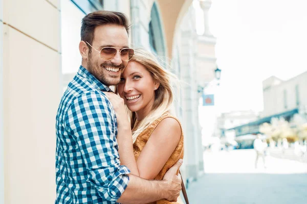 Jovem casal feliz na cidade — Fotografia de Stock